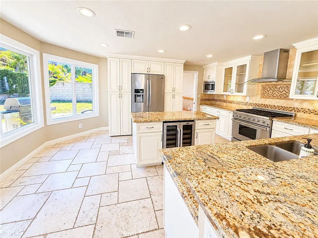 5 bed, 2724 sqft, $5,300 — Photo 4
