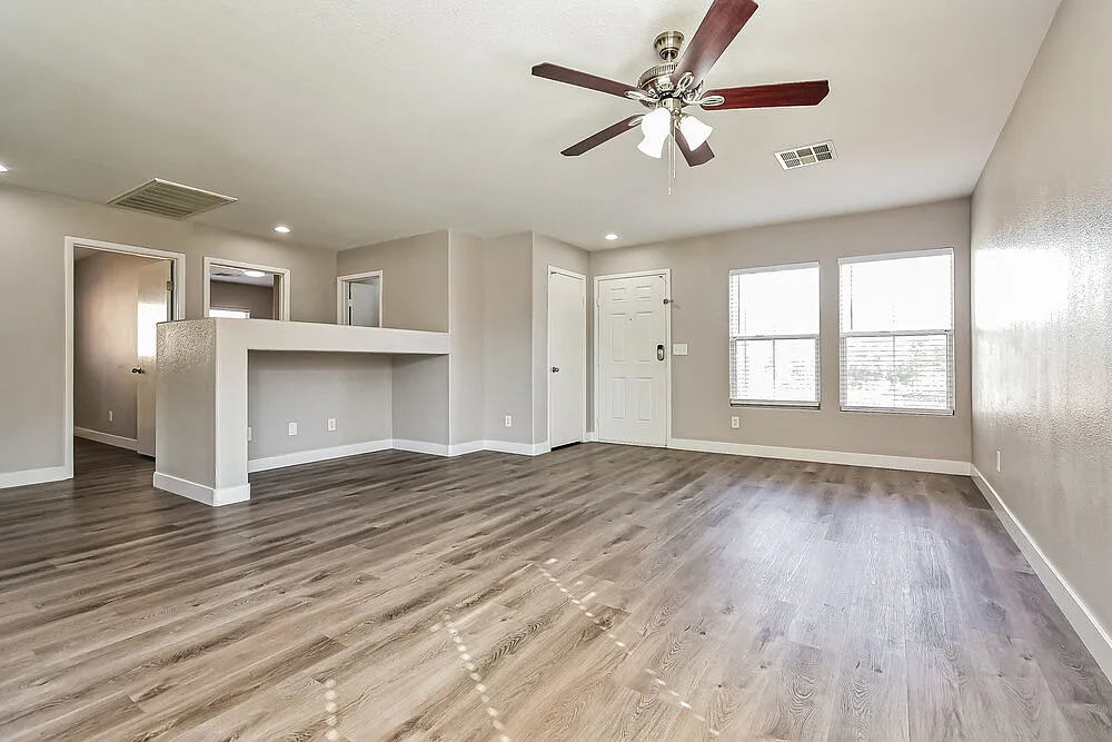 3 bed, 2.0 bath, 1396 sqft, $2,085 — Photo 4