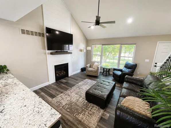 2015 Pauls Ct, Marysville, MI 48040