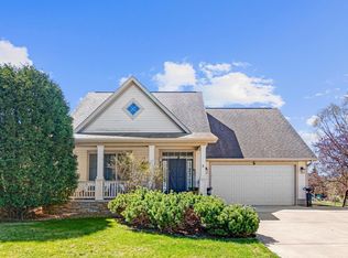 2710 Red Splendor Cir E, Maplewood, MN 55119