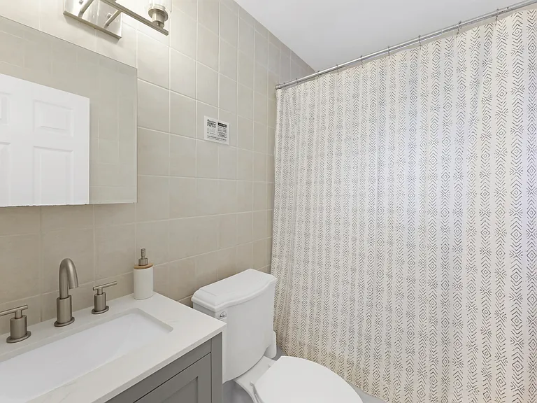 485 Sutton Pl — Photo 5