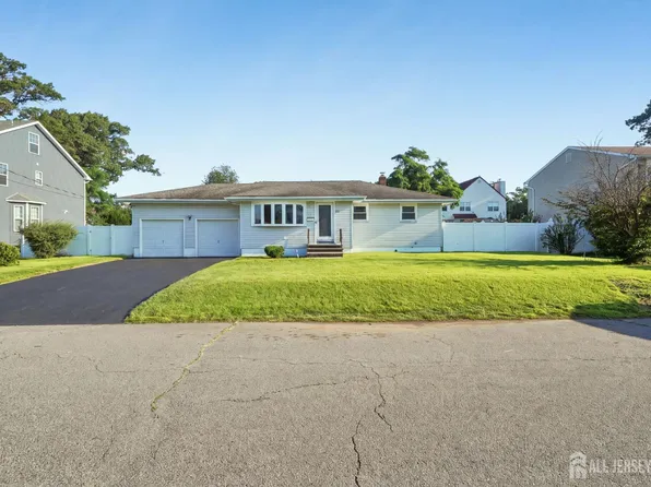 125 Cedar St, Colonia, NJ 07067