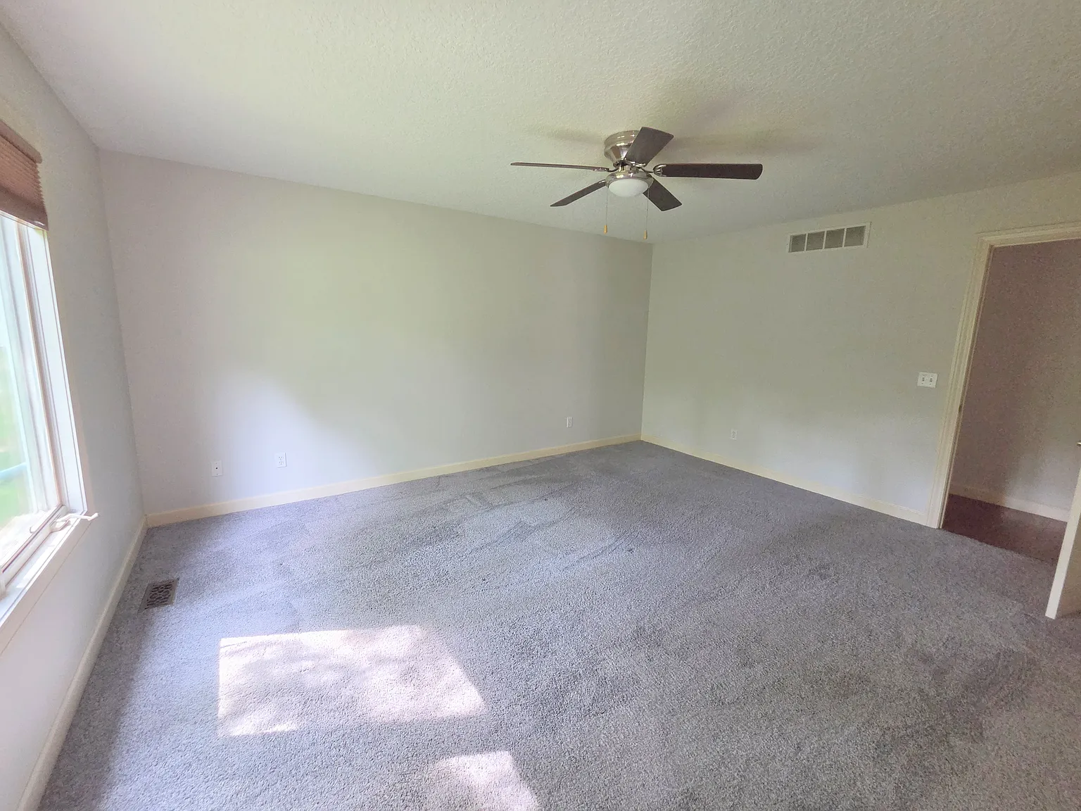 3 bed, 1560 sqft, $2,050 — Photo 3