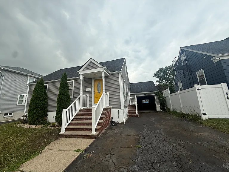 211 Bradford Ave — Photo 16