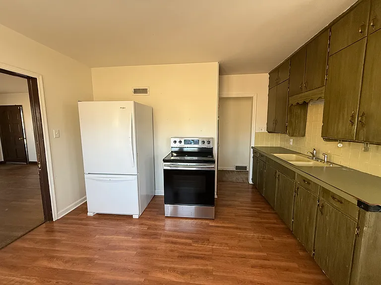 231 W 4th St #2 — Photo 17
