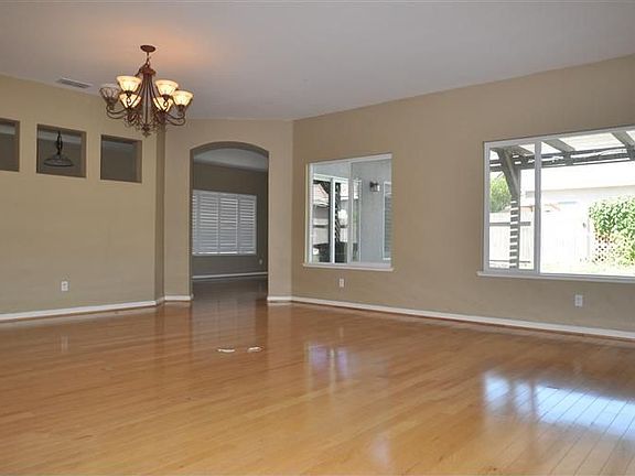 2nd image of 425 Bombay Cir