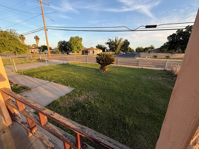 400 E Grangeville Blvd — Photo 2