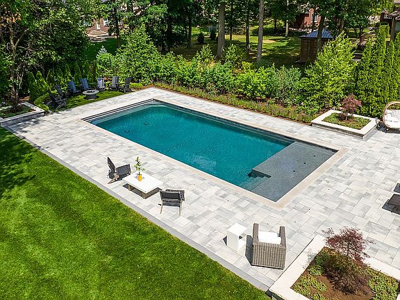3rd image of 56091 Parkview Dr