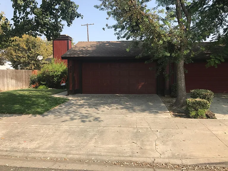 906 E Oakridge Ave — Photo 2