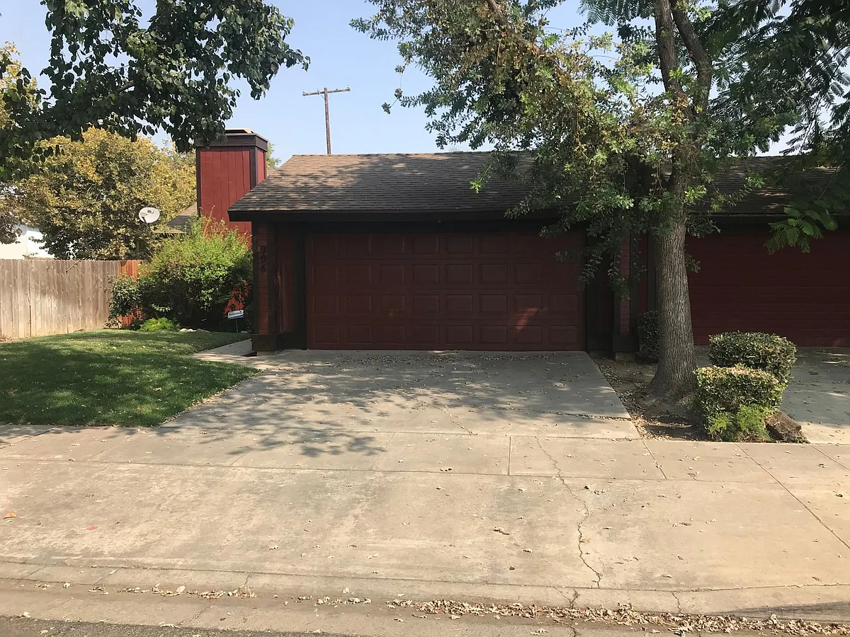 Building Photo - 906 E Oakridge Ave