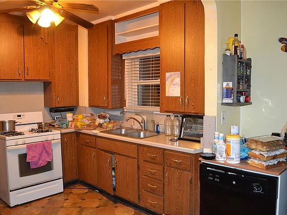 5th image of 253 Emerson Ave