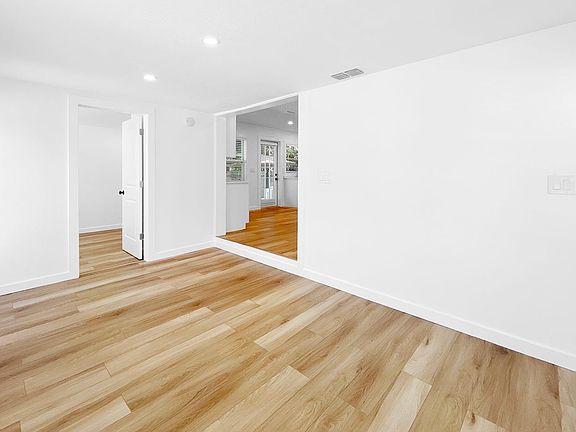 3rd image of 4631 Queensboro Ave S #4631