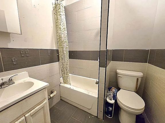5th image of 1356 Willoughby Ave APT 2L