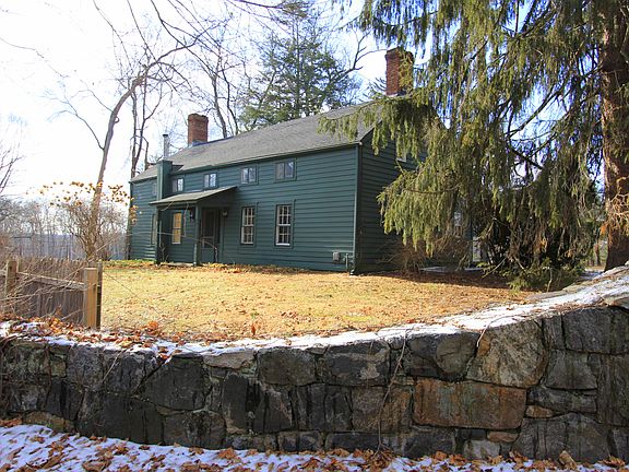 4th image of 137 Cantitoe St