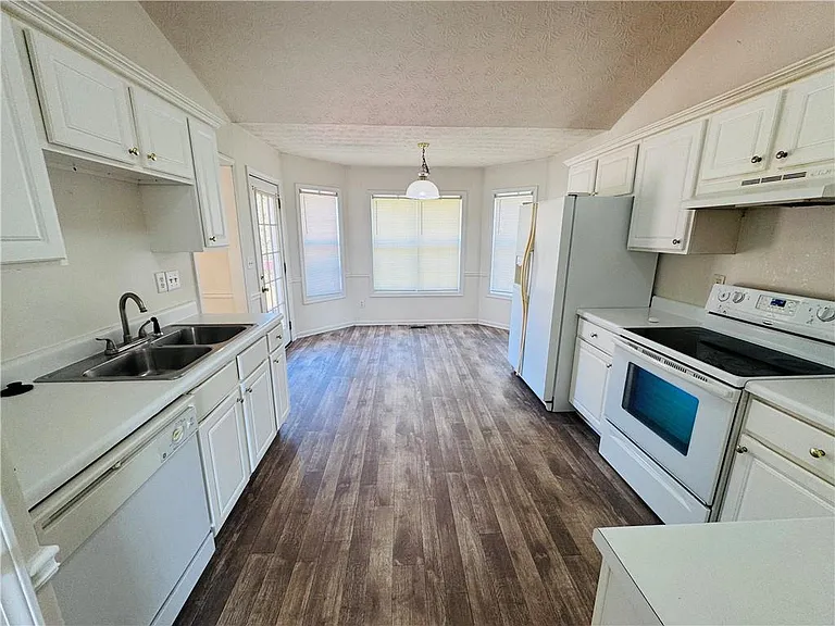 3165 Chandon Ln — Photo 4