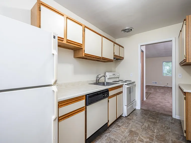675 Denise Rd — Photo 5