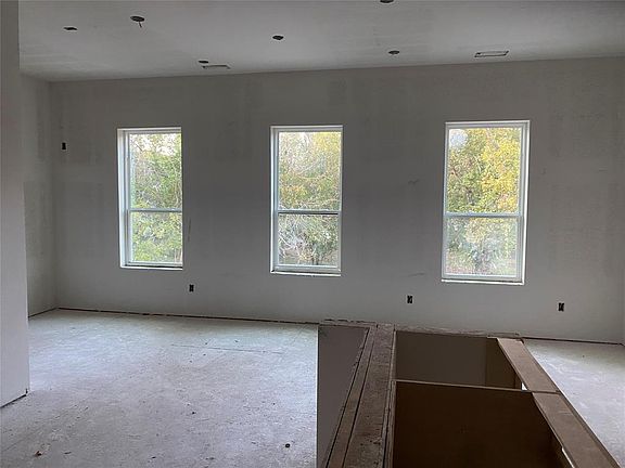 2nd image of 867 Lonnie Ln