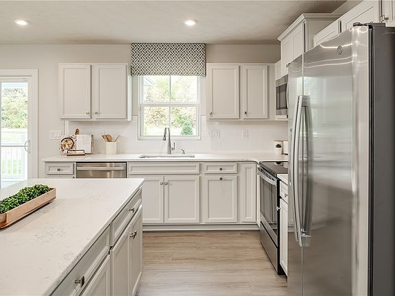 5th image of 118 Acorn Dr