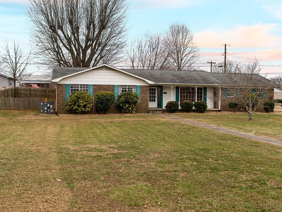 1st image of 401 Greencrest Dr