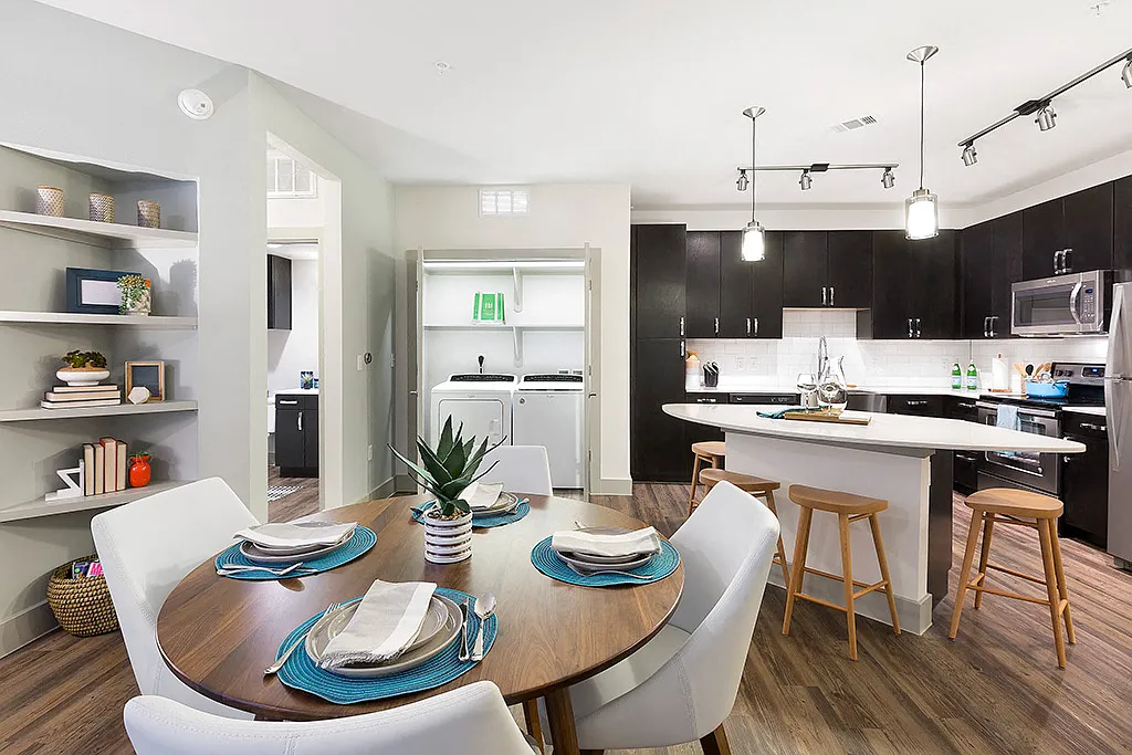 Groves South Lamar — Photo 1