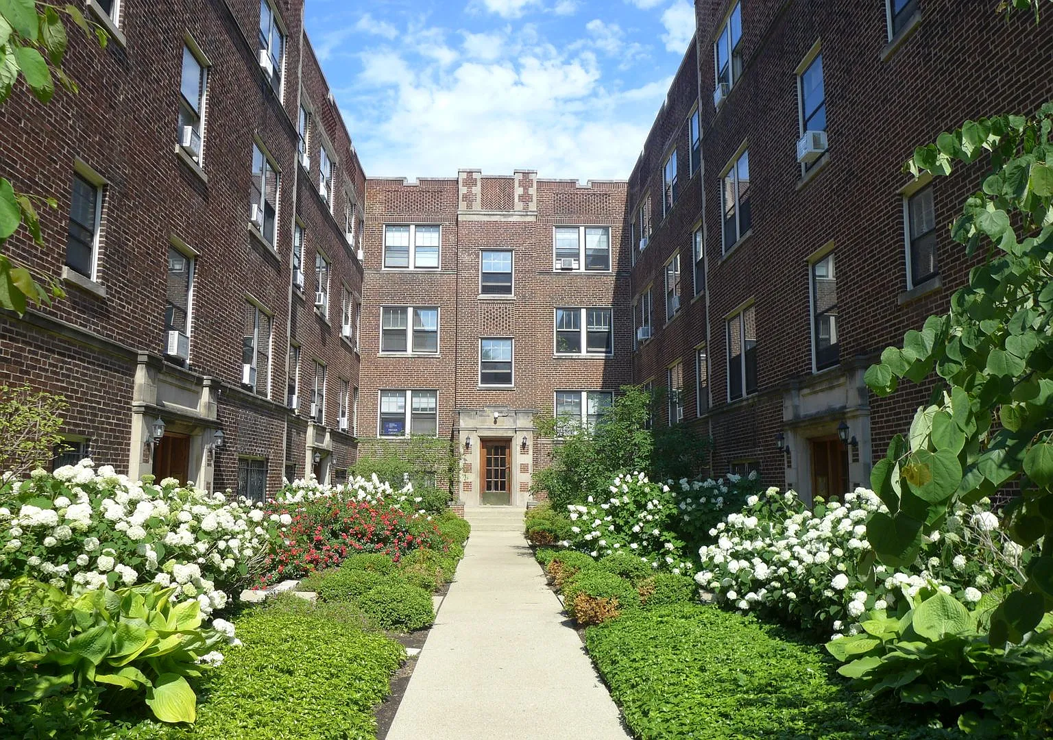 Marshfield Apartments — Photo 1