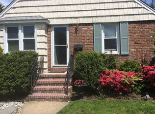 4 Yale Pl, Glen Cove, NY 11542