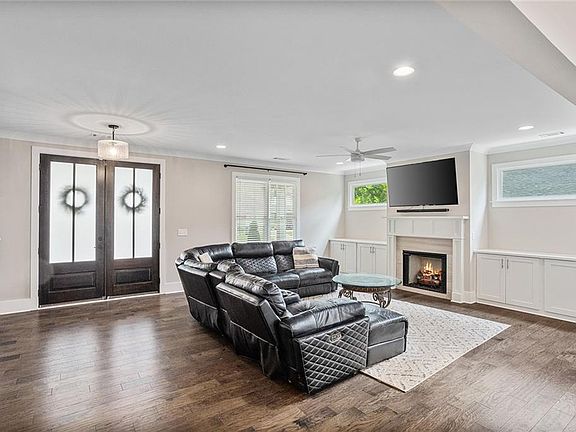 4th image of 518 Oak Dr