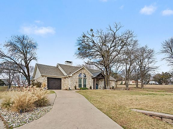 3rd image of 445 Crescent Dr