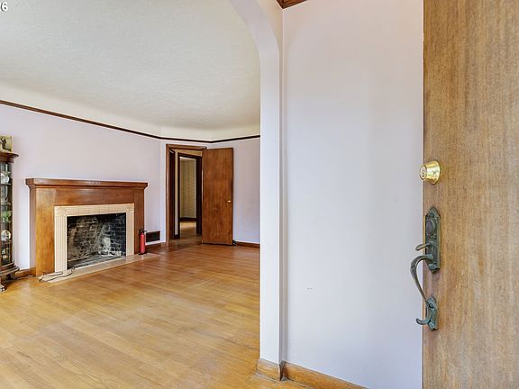 4th image of 1926 N Willamette Blvd