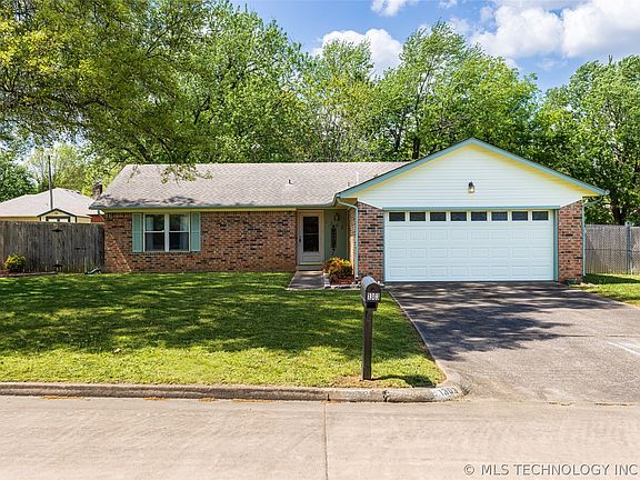 2nd image of 1303 N Douglas Dr