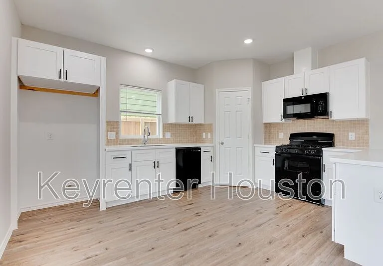 8202 Homewood Ln #E — Photo 10
