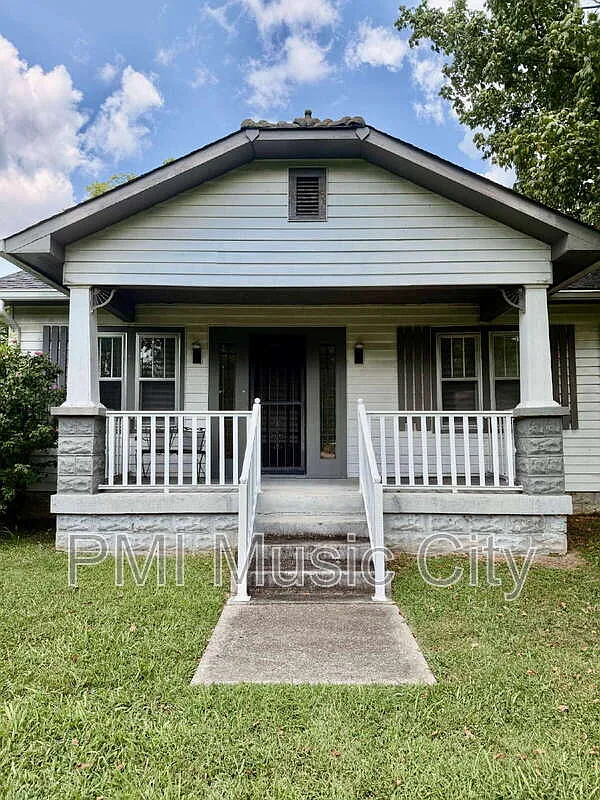 3 bed, 1.0 bath, 1300 sqft, $2,045 — Photo 1