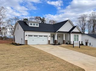 605 Circinae Rd, Cowpens, SC 29330