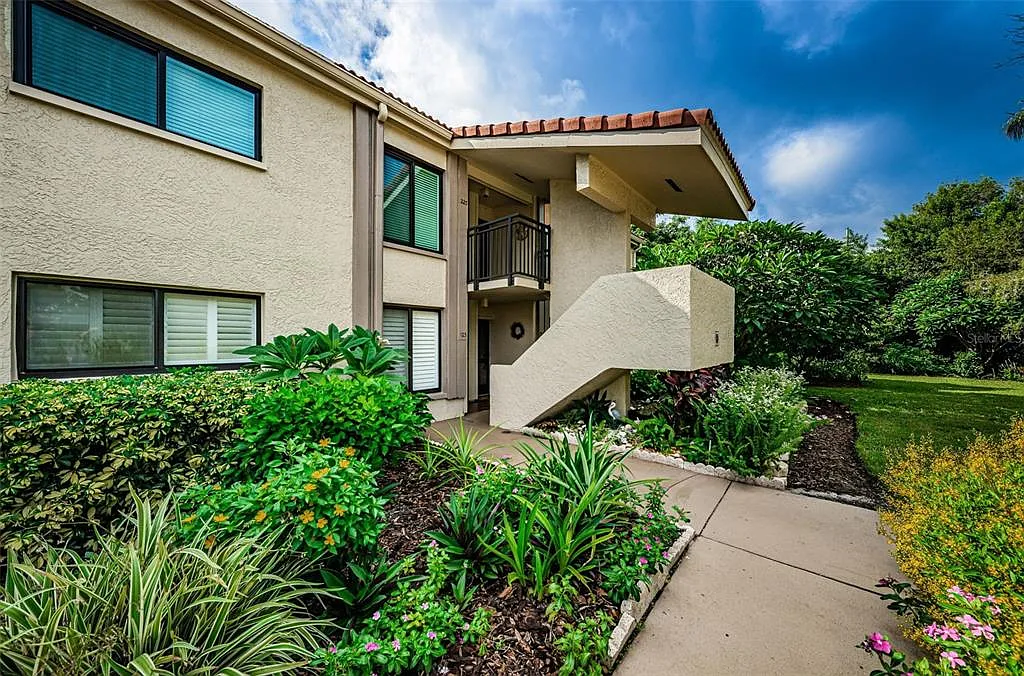 2 bed, 2.0 bath, 890 sqft, $2,200 — Photo 1