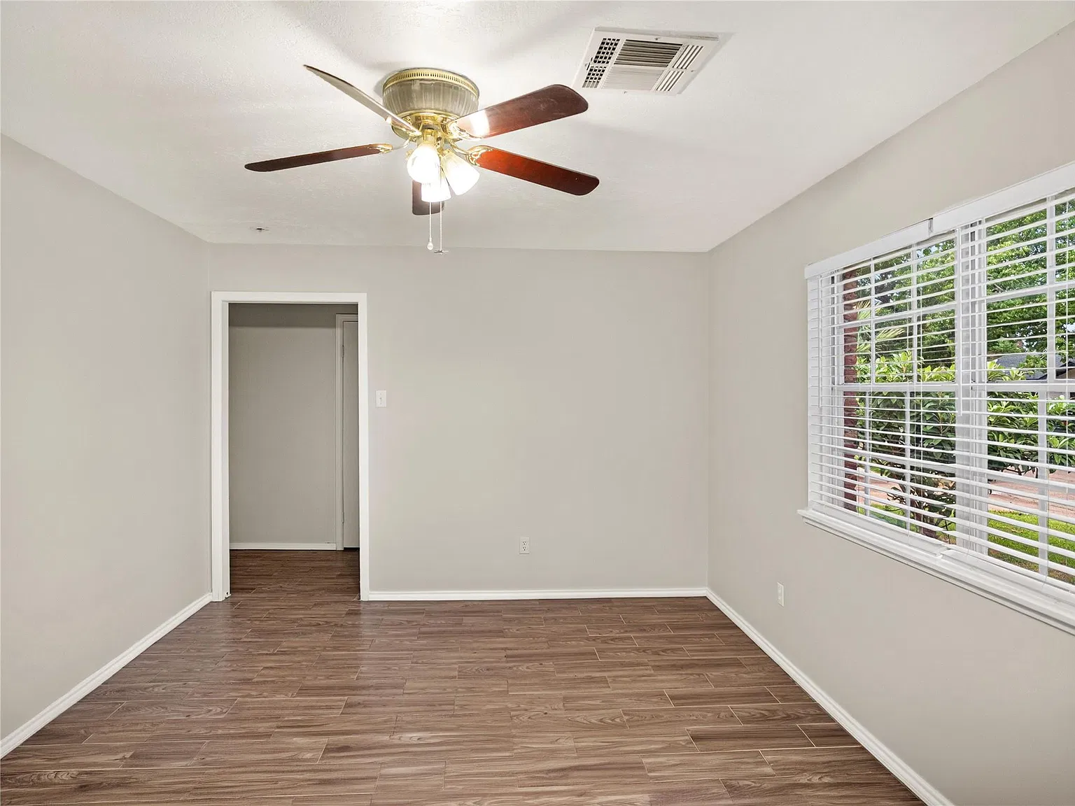 3 bed, 2.0 bath, 1244 sqft, $2,000 — Photo 4