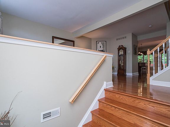 2nd image of 21 Thomas Ln N