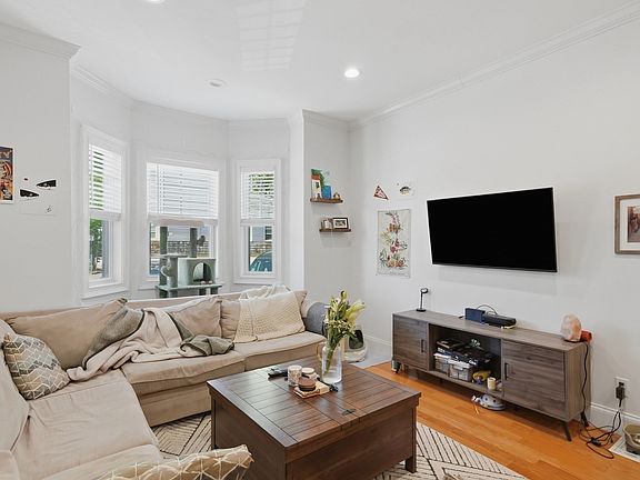 4th image of 502 Sumner St #1
