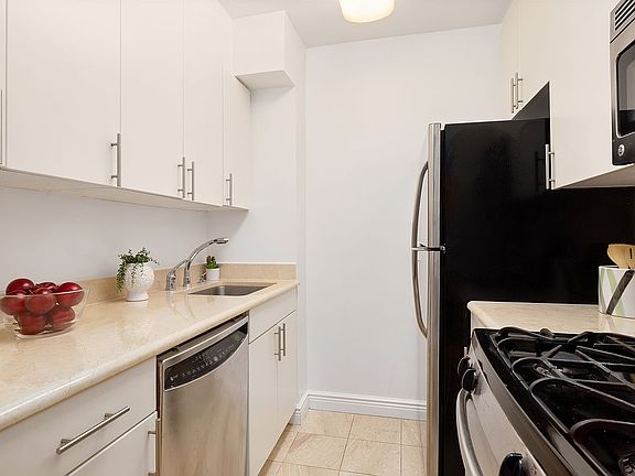 2nd image of 30 W 63rd St APT 6O