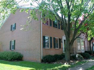 2801 Flagmaker Dr, Falls Church, VA 22042