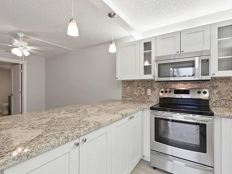 825 Center St — Photo 4