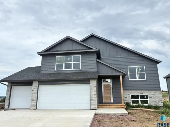 2720 S Copper Creek Ave, Sioux Falls, SD 57110