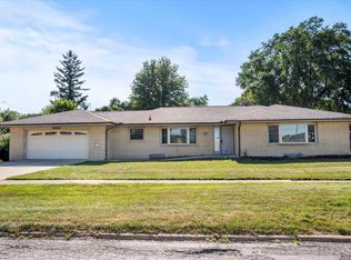 1 Knollcrest Ct, Normal, IL 61761