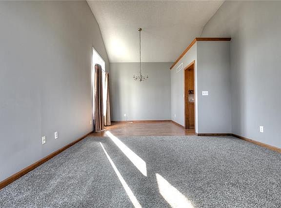 5th image of 624 Hawthorne Ln