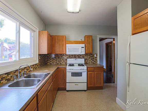 5th image of 624 Benjamin Ave SE