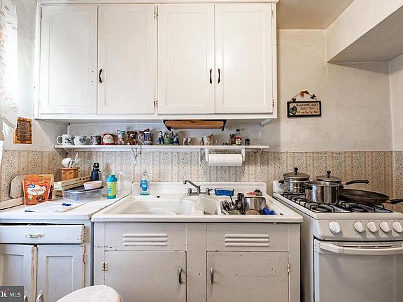 5th image of 5168 Wright Ave