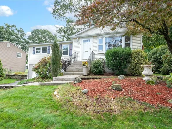 38 Monmouth Dr, Riverside, RI 02915