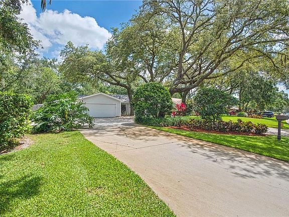 4th image of 2502 Chateau Dr