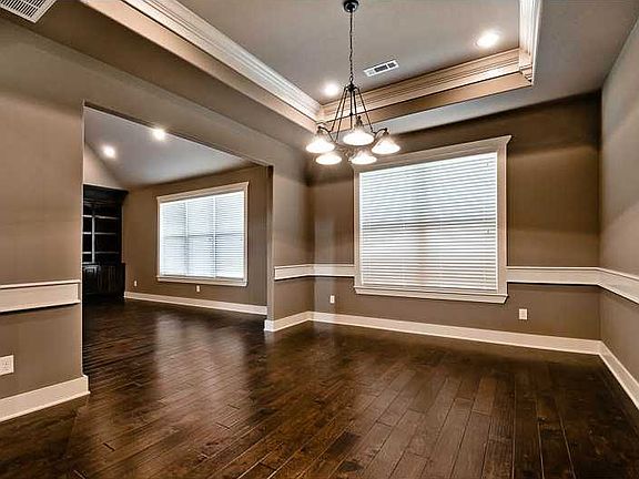 5th image of 221 Florence Dr