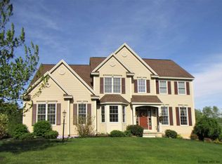 18 Outlook Dr, Mechanicville, NY 12118
