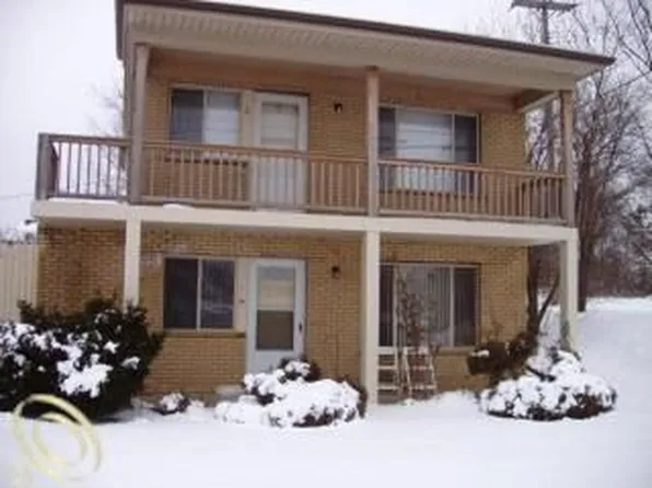 3930 Ormond Rd, White Lake, MI 48383